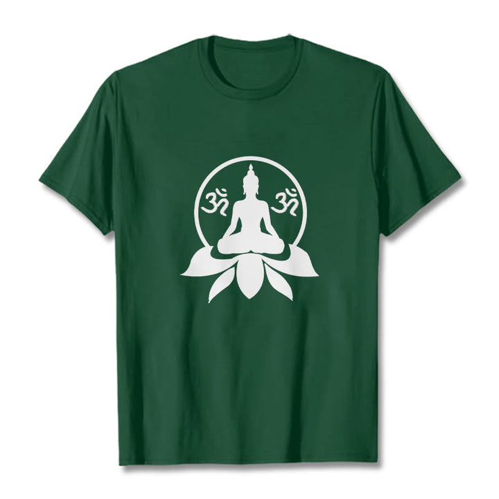 Camiseta con diseño de Buda sentado sobre una flor de loto, símbolo OM, mantras sánscritos y Buddha Stones de Buda - Verde bosque - 2XL - image 0