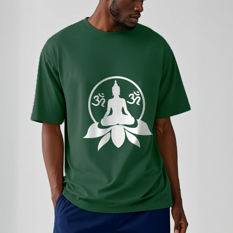 Camiseta con diseño de Buda sentado sobre una flor de loto, símbolo OM, mantras sánscritos y Buddha Stones de Buda - image 1