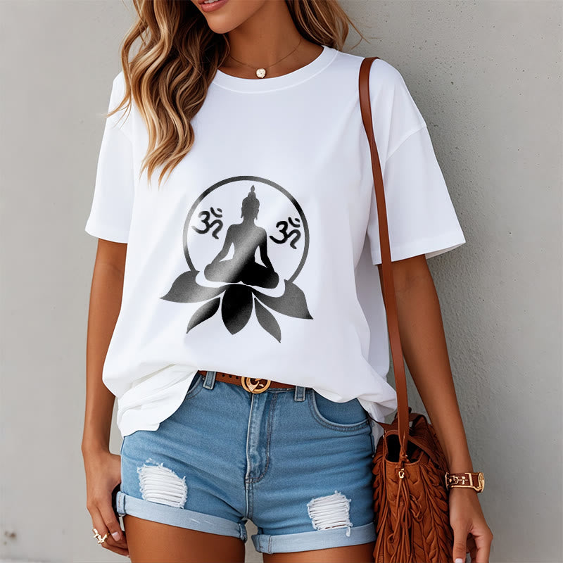 Camiseta con diseño de Buda sentado sobre una flor de loto, símbolo OM, mantras sánscritos y Buddha Stones de Buda - image 5