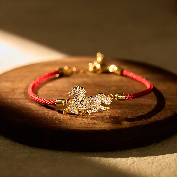 Pulsera de hilo rojo con Buddha Stones , plata de ley 925 bañada en oro de 18 quilates y el Año del Caballo. - Caballo (circunferencia de muñeca 14-18 cm) - image 0