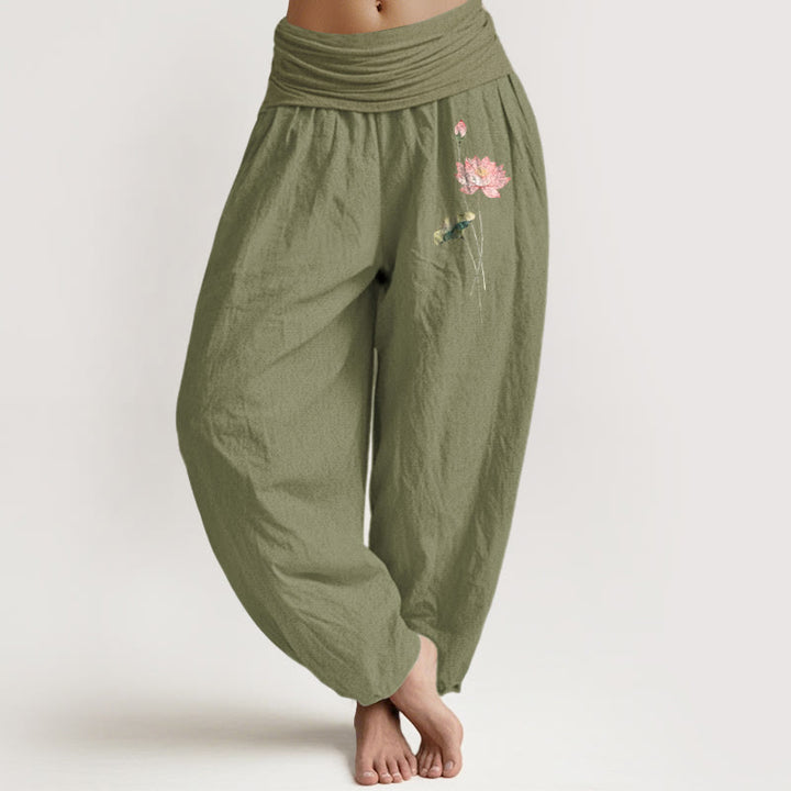 Pantalón tipo harem de algodón puro con cintura elástica, estampado de flores de loto rosa y hojas de loto con Buddha Stones. - Verde oliva - US16，UK/AU20，EU48 (3XL) - image 14