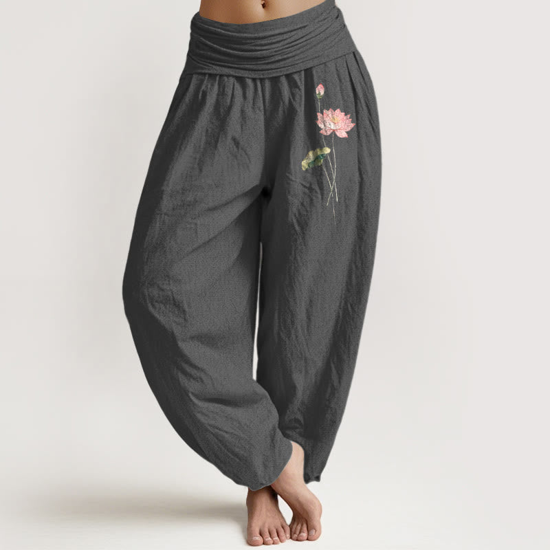 Pantalón tipo harem de algodón puro con cintura elástica, estampado de flores de loto rosa y hojas de loto con Buddha Stones. - Gris oscuro - US16，UK/AU20，EU48 (3XL) - image 0