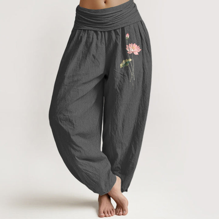 Pantalón tipo harem de algodón puro con cintura elástica, estampado de flores de loto rosa y hojas de loto con Buddha Stones. - Gris tenue - US16，UK/AU20，EU48 (3XL) - image 0