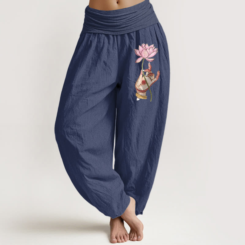 Pantalones bombachos de algodón con cintura elástica para mujer, con estampado de Buddha Stones sosteniendo una mano y un delicado patrón de loto. - Gris tenue - US16，UK/AU20，EU48 (3XL) - image 5