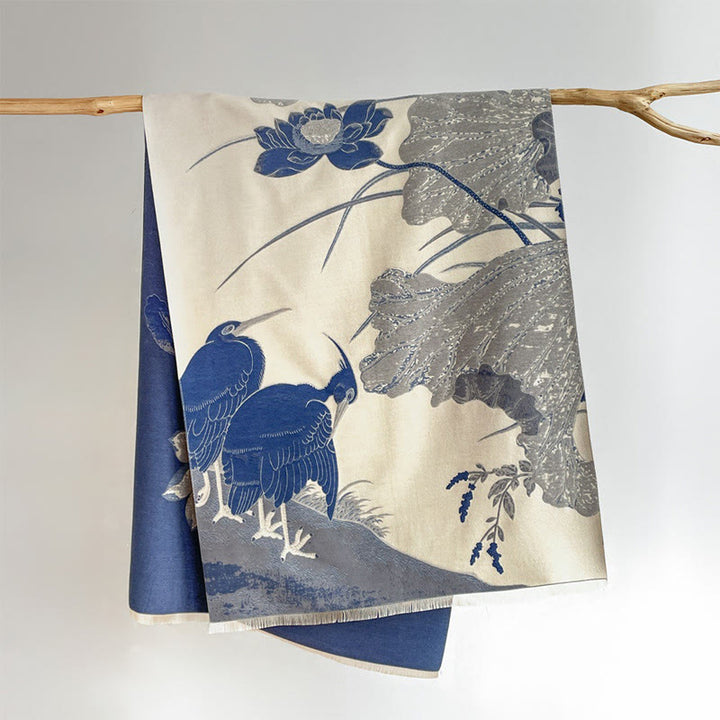 Bufanda/chal suave con estampado de Buddha Stones, cigüeñas, pájaros y flores de loto en invierno. - Azul acero - 180*65 cm - image 8