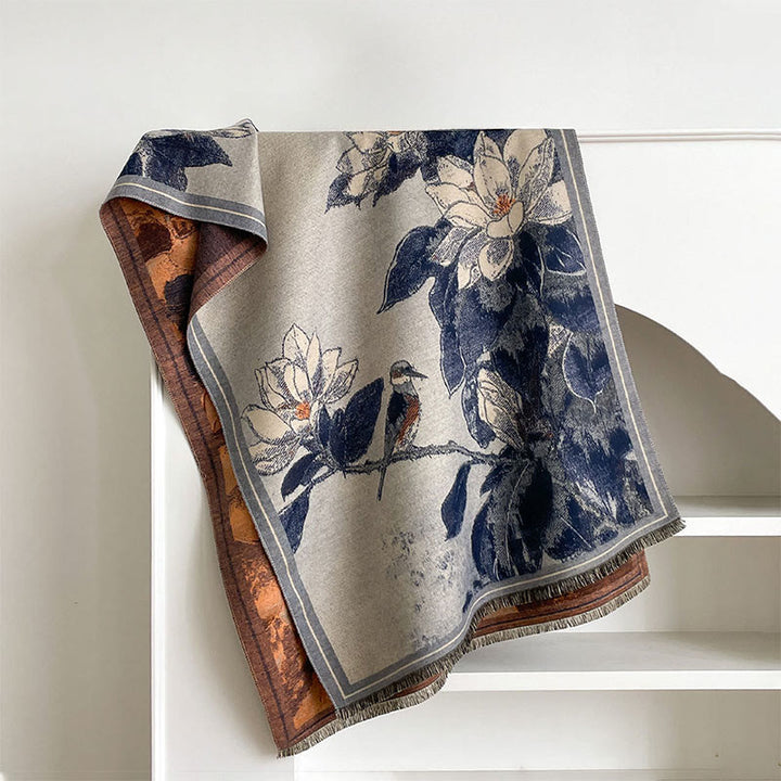 Bufanda/chal cálido y acogedor con estampado de Buddha Stones, flores de magnolia blancas de invierno y pajaritos - Azul acero - 185*65 cm - image 11