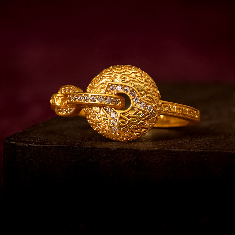 Anillo ajustable de la fortuna con hebilla de la paz, chapado en oro de 24k, con diseño calado y Buddha Stones. - Ajustable - image 0