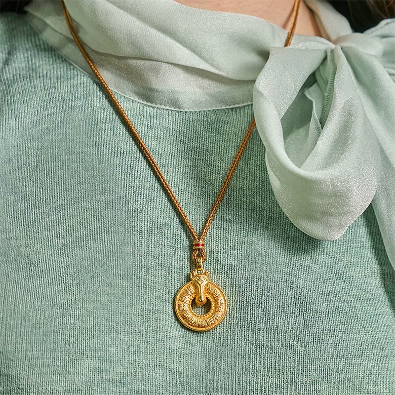 Collar con colgante de cobre chapado en oro con hebilla de la paz y el símbolo Fu , con Buddha Stones del Año del Caballo y símbolo de la paz. - image 7