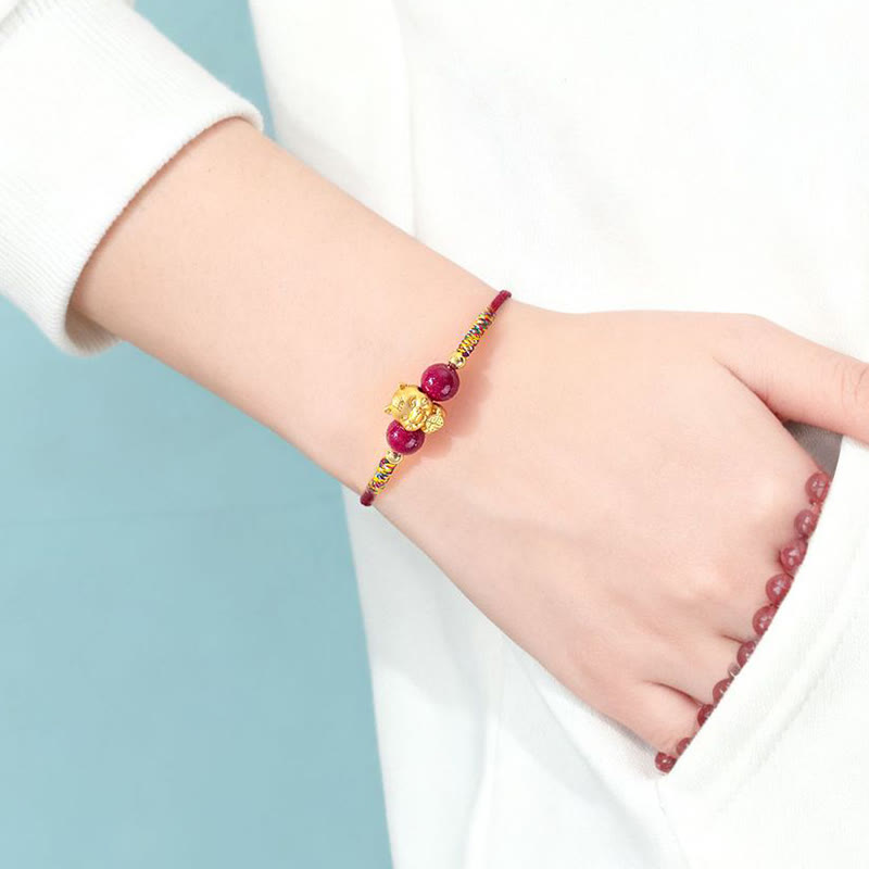 Pulsera de la suerte con hilo rojo de cinabrio y Buddha Stones en plata de ley 999 con el personaje Fu del Año del Caballo - image 2