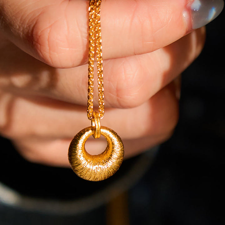 Collar con colgante de riqueza con textura de hebilla de paz de cobre chapado en oro de 24 quilates y Buddha Stones - image 5