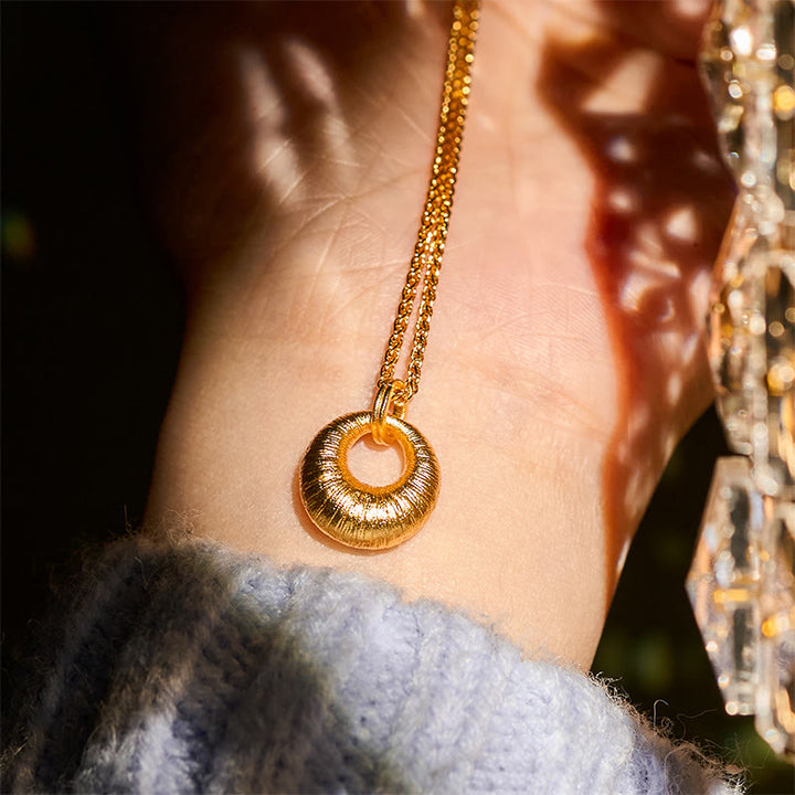 Collar con colgante de riqueza con textura de hebilla de paz de cobre chapado en oro de 24 quilates y Buddha Stones - image 6