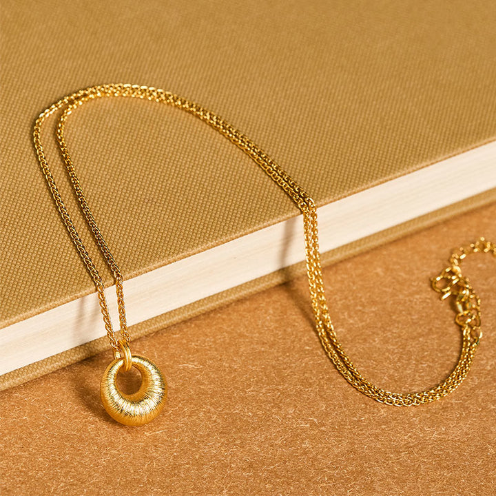 Collar con colgante de riqueza con textura de hebilla de paz de cobre chapado en oro de 24 quilates y Buddha Stones - image 4