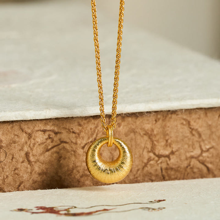 Collar con colgante de riqueza con textura de hebilla de paz de cobre chapado en oro de 24 quilates y Buddha Stones - image 1