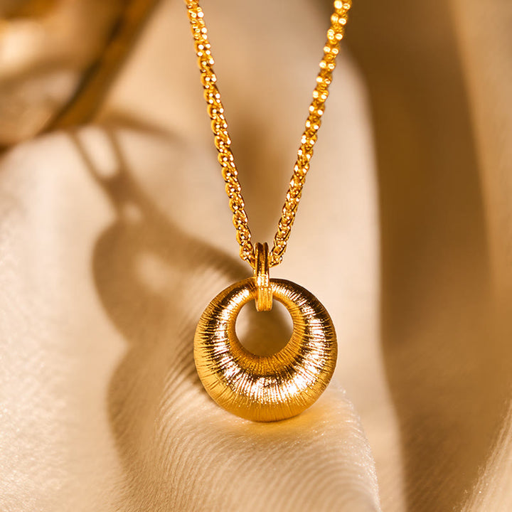 Collar con colgante de riqueza con textura de hebilla de paz de cobre chapado en oro de 24 quilates y Buddha Stones - image 3