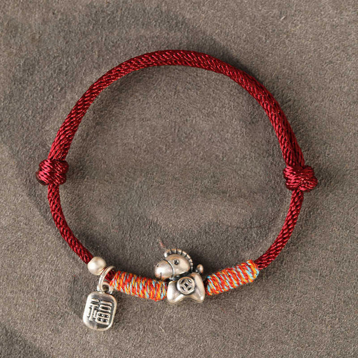 Pulsera trenzada con Buddha Stones en plata de ley 999 con el personaje Fu del Año del Caballo. - Cuerda roja oscura (circunferencia de la muñeca: 14-18 cm) - image 1
