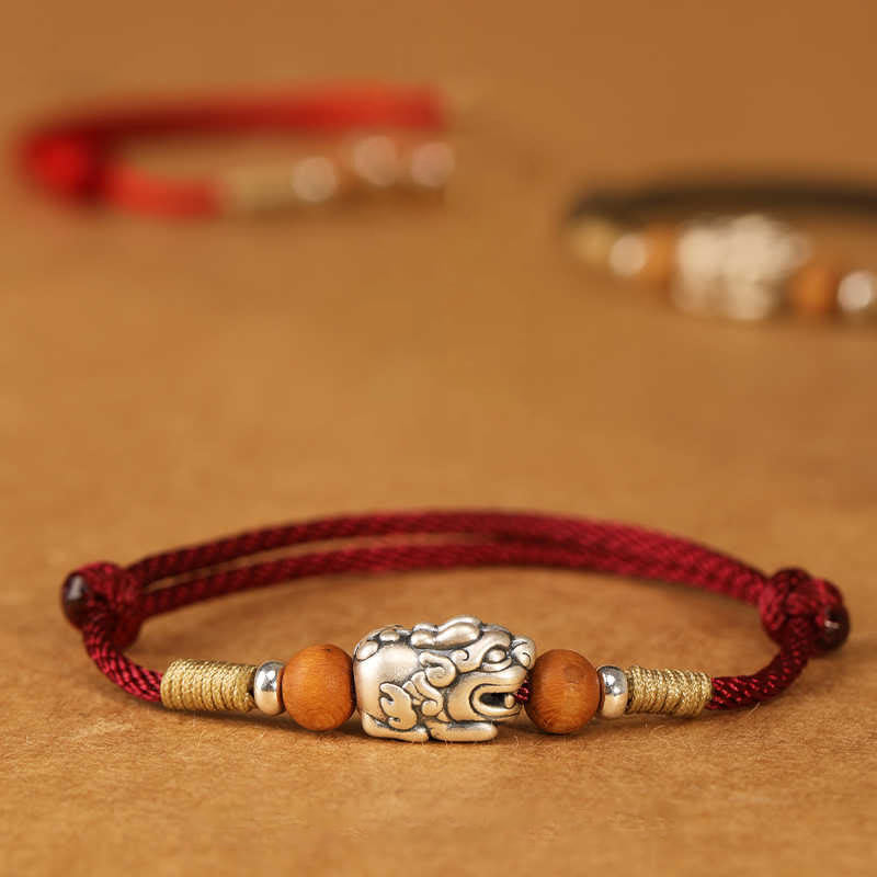 Pulsera tobillera trenzada hecha a mano con cuentas de madera de melocotón y dije de Pixiu de Buddha Stones en plata de ley 999. - image 0