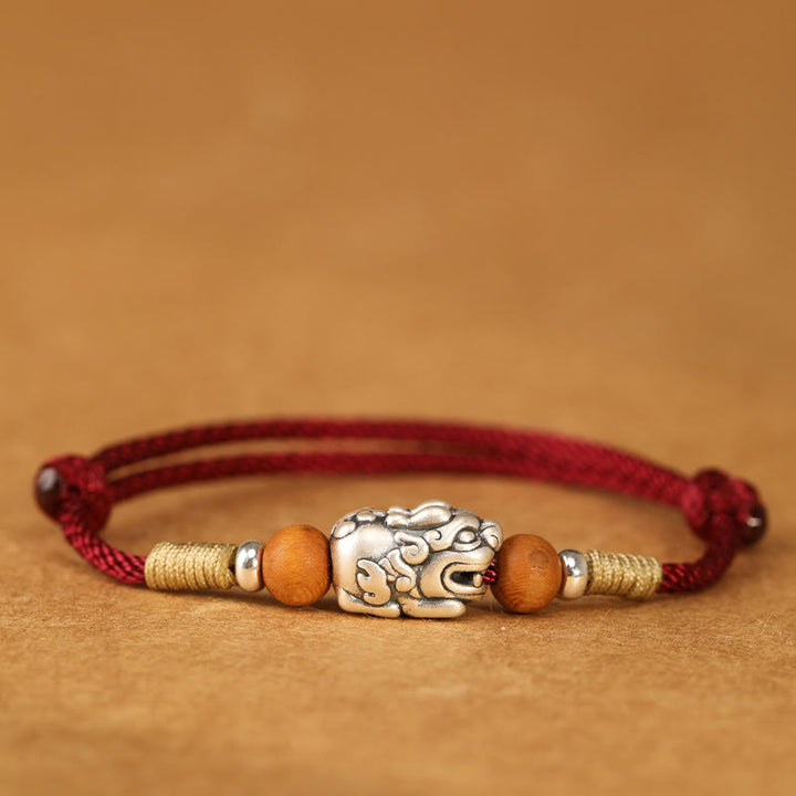 Pulsera tobillera trenzada hecha a mano con cuentas de madera de melocotón y dije de Pixiu de Buddha Stones en plata de ley 999. - Tobillera de hilo rojo oscuro - image 1