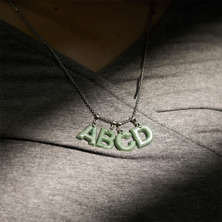 Collar con colgante de prosperidad de cadena ancha de acero de titanio y jade con letras AZ naturales de Buddha Stones - image 40