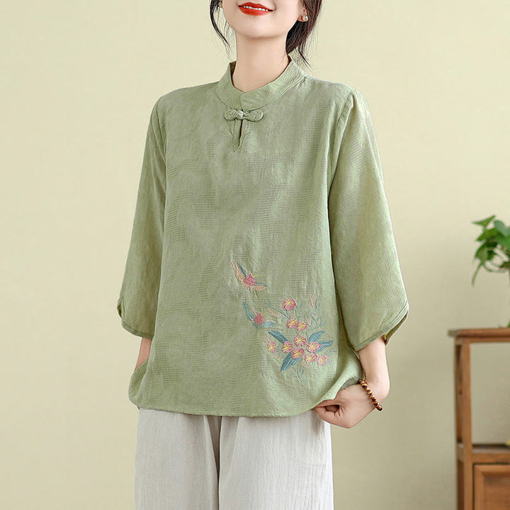 Camisa de algodón para mujer con cuello mandarín, manga tres cuartos y un botón de rana con bordado de flores de Buddha Stones - Verde pálido - US12, UK/AU16, EU44 (3XL) - image 0
