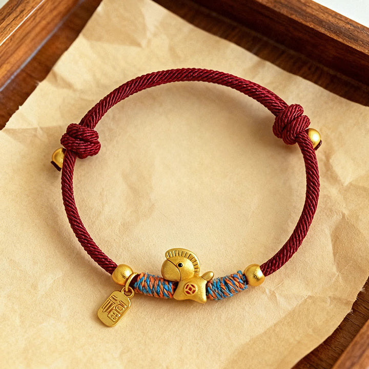 Pulsera de cuerda de la suerte con Buddha Stones en plata de ley 999 con el personaje Fu del Año del Caballo. - Caballo dorado con cuerda roja (circunferencia de la muñeca: 14-19 cm) - image 0