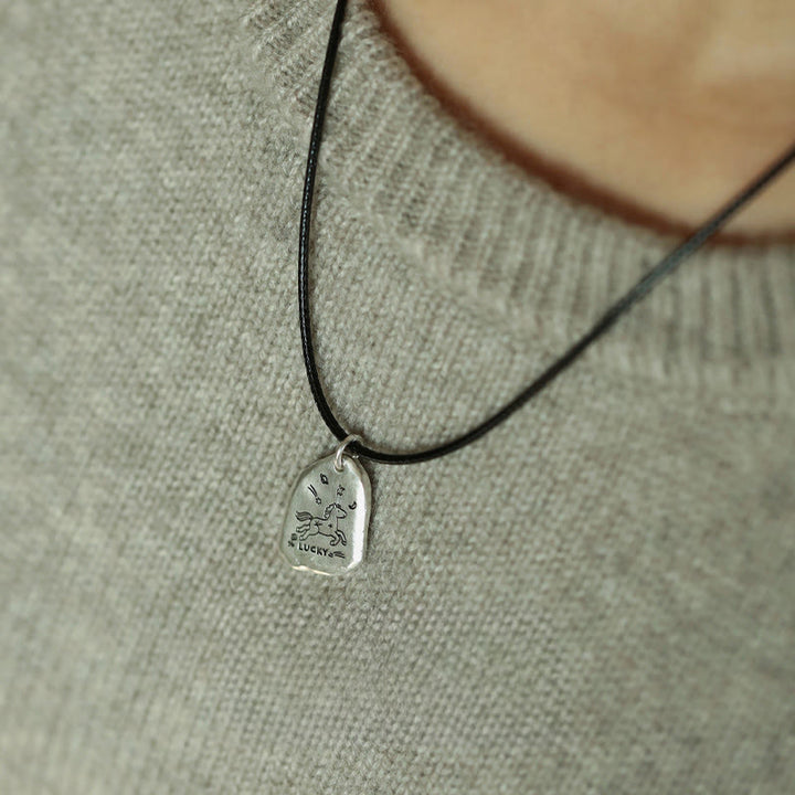 Colgante de plata de ley 925 con Buddha Stones , amuleto de caballo de la suerte, año del caballo. - Cuerda negra (longitud: 50 cm) - image 9