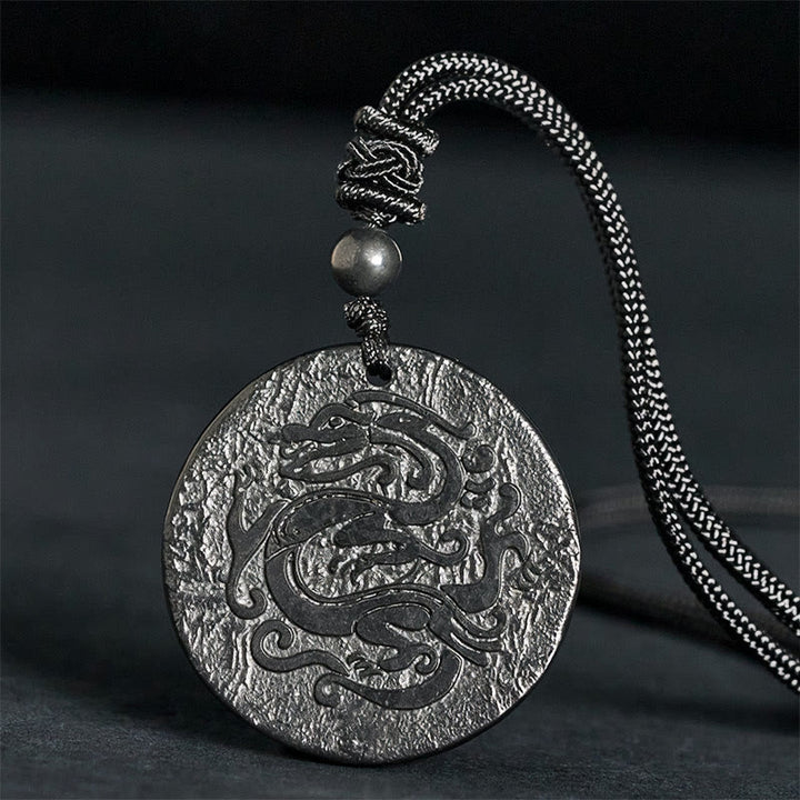 Collar con colgante de fuerza interior de piedra de shungita auténtica con diseño de dragón tallado en Buddha Stones - Piedra de shungita (Protección ♥ Conexión a tierra) - 35-40 mm - image 0