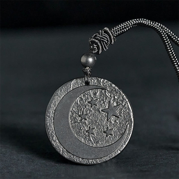 Collar con colgante de piedra de shungita auténtica con diseño redondo de Buddha Stones, luna y estrella. - Piedra de shungita (Protección ♥ Conexión a tierra) - 35-40 mm - image 0