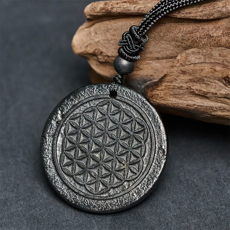 Collar con colgante de protección de piedra de shungita auténtica con diseño tallado de Buddha Stones - image 1