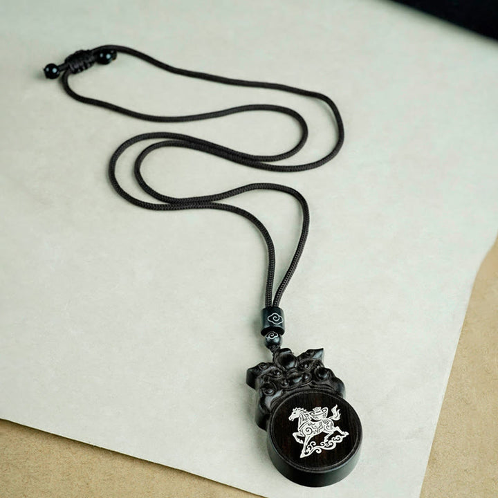 Colgante de collar con Buddha Stones del Año del Caballo Fu, madera de ébano y madera de azufaifo. - image 2
