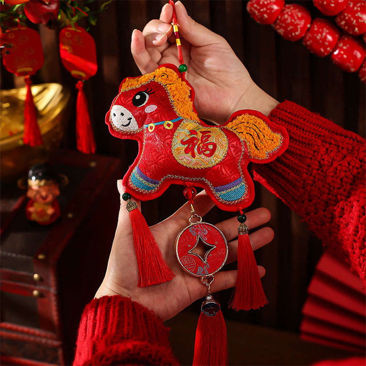 Bordado de Buddha Stones con el personaje Fu del Año del Caballo en forma de moneda de cobre con hilo rojo para decoración colgante. - Personaje de caballo Fu (16 x 48 cm) - image 0
