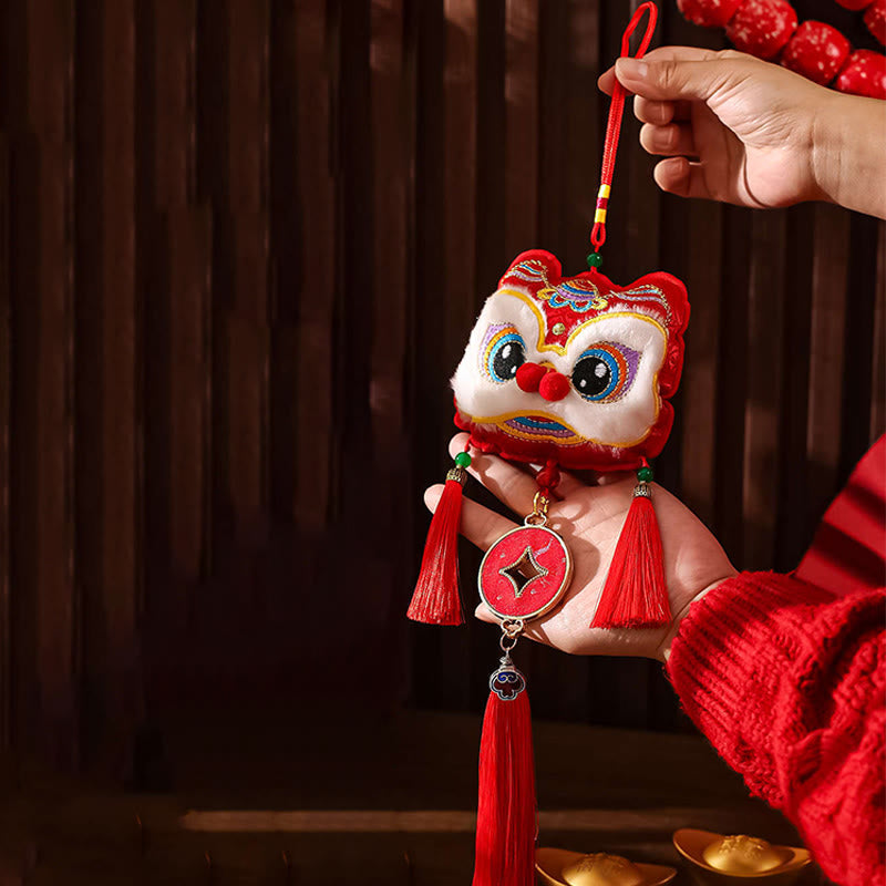 Bordado de Buddha Stones con el personaje Fu del Año del Caballo en forma de moneda de cobre con hilo rojo para decoración colgante. - León del despertar (12 x 49 cm) - image 7