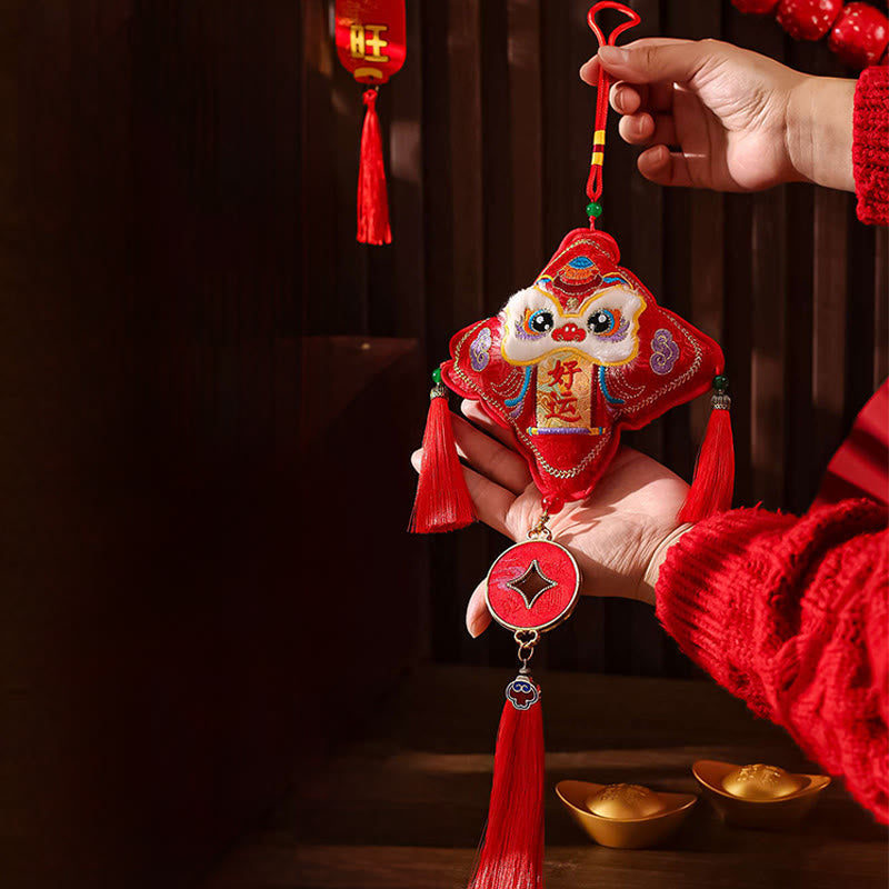 Bordado de Buddha Stones con el personaje Fu del Año del Caballo en forma de moneda de cobre con hilo rojo para decoración colgante. - León de la buena suerte (15 x 52 cm) - image 9