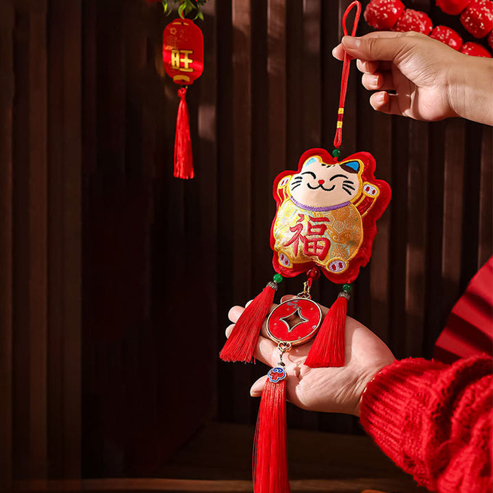 Bordado de Buddha Stones con el personaje Fu del Año del Caballo en forma de moneda de cobre con hilo rojo para decoración colgante. - Personaje de Cat Fu (11 x 48 cm) - image 11