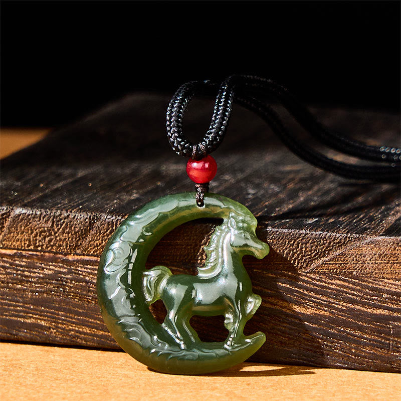 Colgante de jade tallado con Buddha Stones del año del caballo del zodiaco chino para la suerte y la prosperidad. - image 1