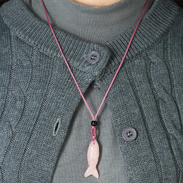 Collar con colgante de Buddha Stones tallada con pez koi, cristal rosa, ágata india, amatista, calidez y prosperidad. - image 4