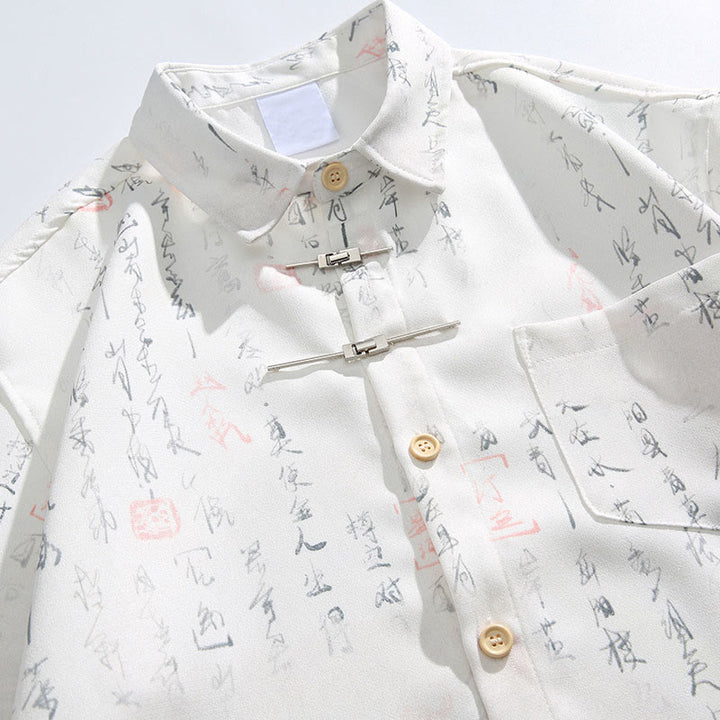 Buddha Stones Camisa de manga corta para hombre con bolsillo y diseño de rana con barra metálica y estampado de caligrafía - image 4