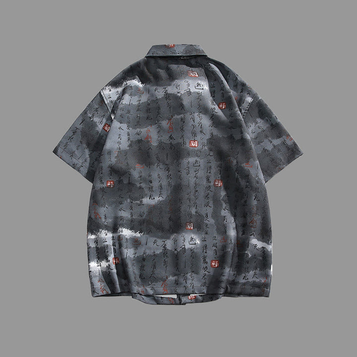 Buddha Stones Camisa de manga corta para hombre con bolsillo y diseño de rana con barra metálica y estampado de caligrafía - image 11