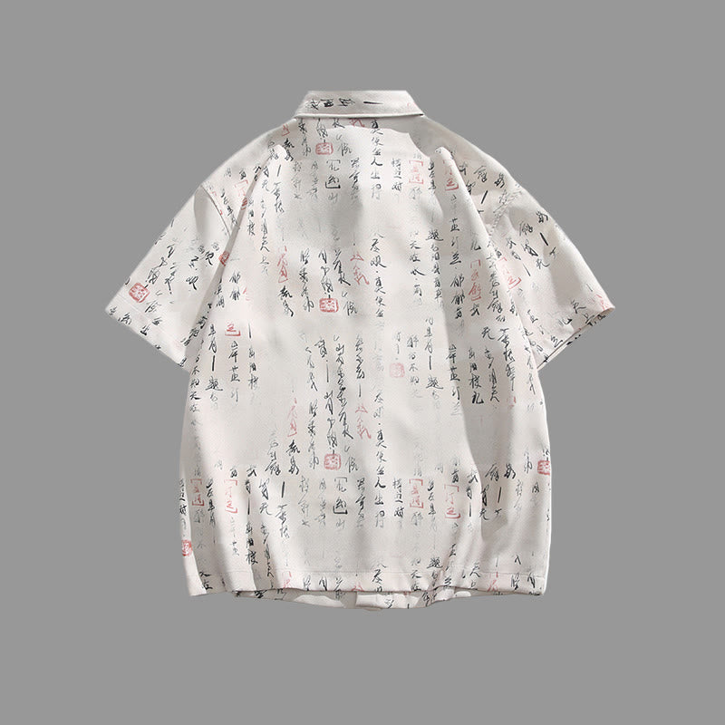 Buddha Stones Camisa de manga corta para hombre con bolsillo y diseño de rana con barra metálica y estampado de caligrafía - image 1