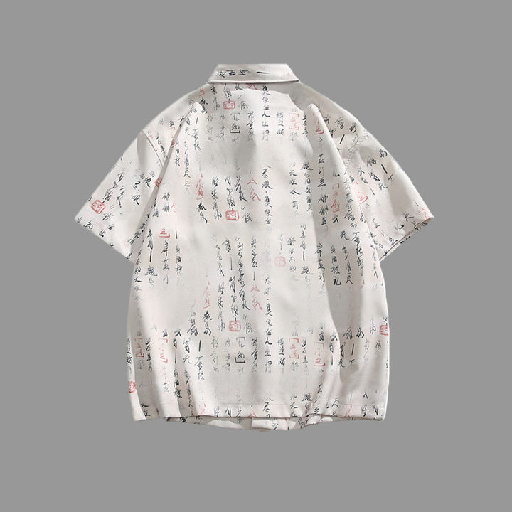 Buddha Stones Camisa de manga corta para hombre con bolsillo y diseño de rana con barra metálica y estampado de caligrafía - image 1