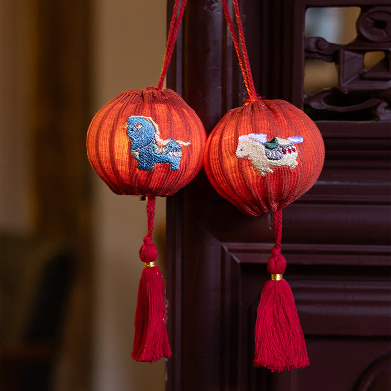 Buddha Stones Decoración colgante con bordado de fuerza del personaje Fu del Año del Caballo Rojo - image 0