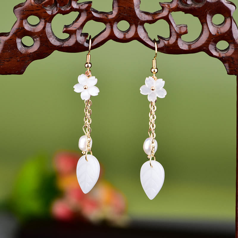 Buddha Stones Pendientes colgantes con hojas y flores de color blanco perla que representan la felicidad - Flor (postes de cobre) - image 0