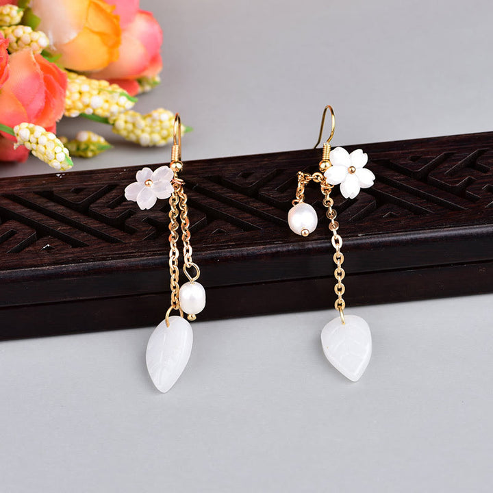 Buddha Stones Pendientes colgantes con hojas y flores de color blanco perla que representan la felicidad - image 2