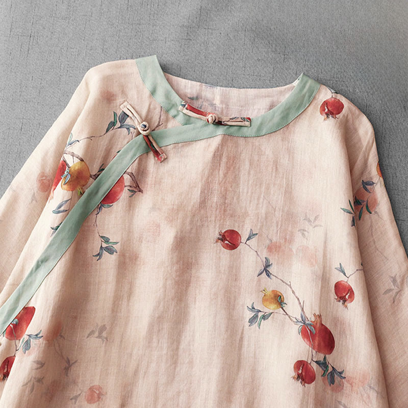 Vestido midi de manga corta con estampado de flores de granada, orquídeas y botones de rana, con abertura lateral y diseño de Buddha Stones. - image 3