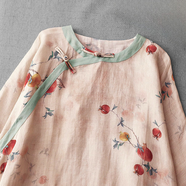 Vestido midi de manga corta con estampado de flores de granada, orquídeas y botones de rana, con abertura lateral y diseño de Buddha Stones. - image 3