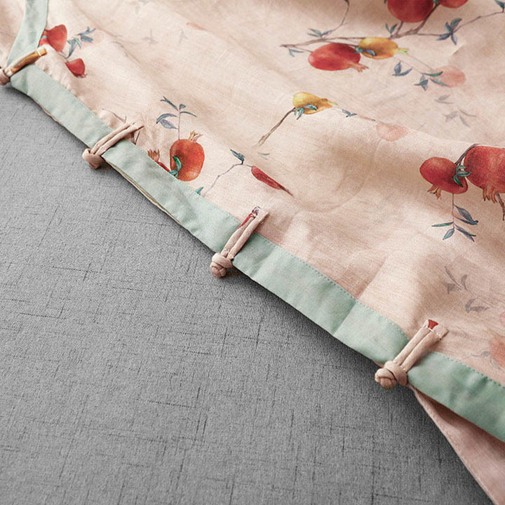 Vestido midi de manga corta con estampado de flores de granada, orquídeas y botones de rana, con abertura lateral y diseño de Buddha Stones. - image 9