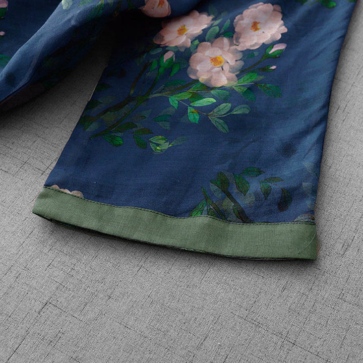 Vestido midi de manga corta con estampado de flores de granada, orquídeas y botones de rana, con abertura lateral y diseño de Buddha Stones. - image 15