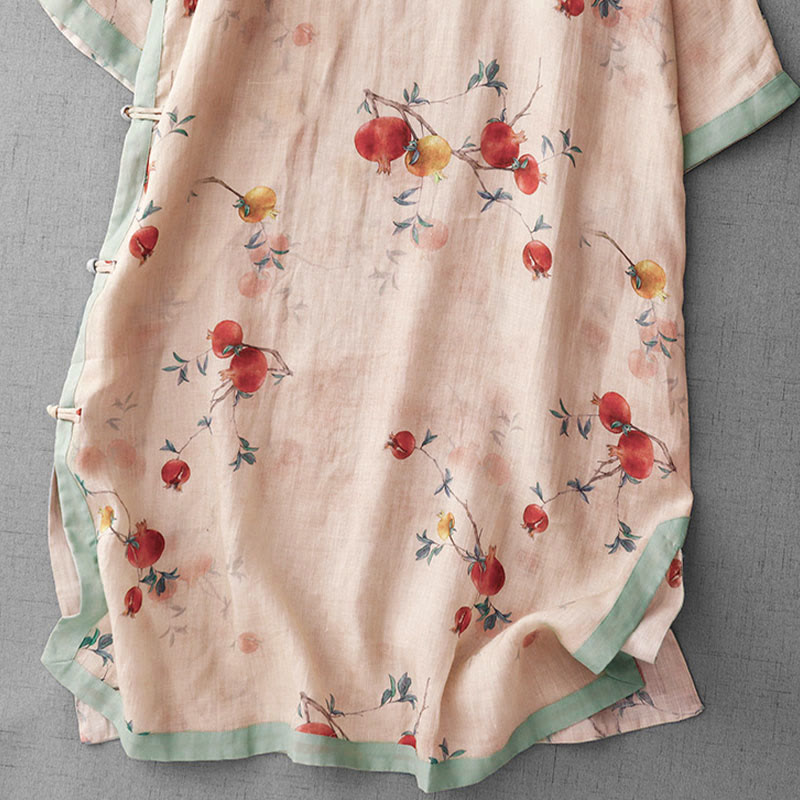 Vestido midi de manga corta con estampado de flores de granada, orquídeas y botones de rana, con abertura lateral y diseño de Buddha Stones. - image 4