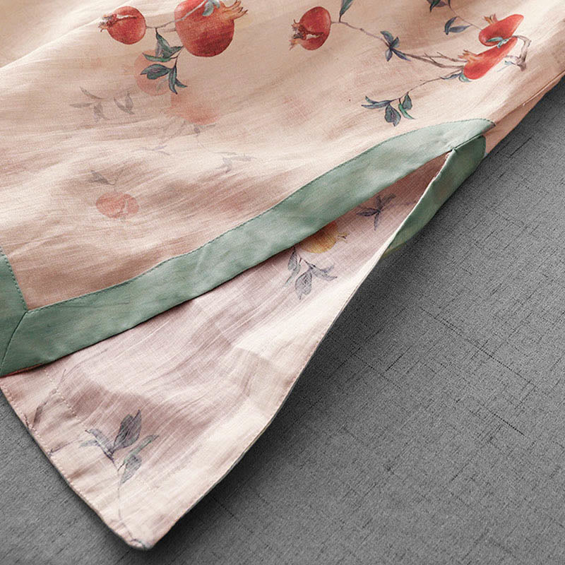 Vestido midi de manga corta con estampado de flores de granada, orquídeas y botones de rana, con abertura lateral y diseño de Buddha Stones. - image 10