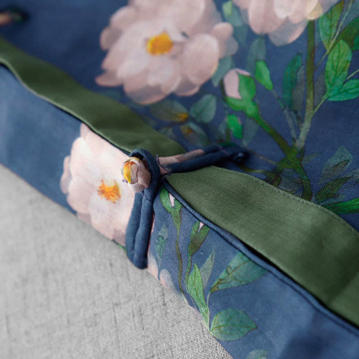 Vestido midi de manga corta con estampado de flores de granada, orquídeas y botones de rana, con abertura lateral y diseño de Buddha Stones. - image 17