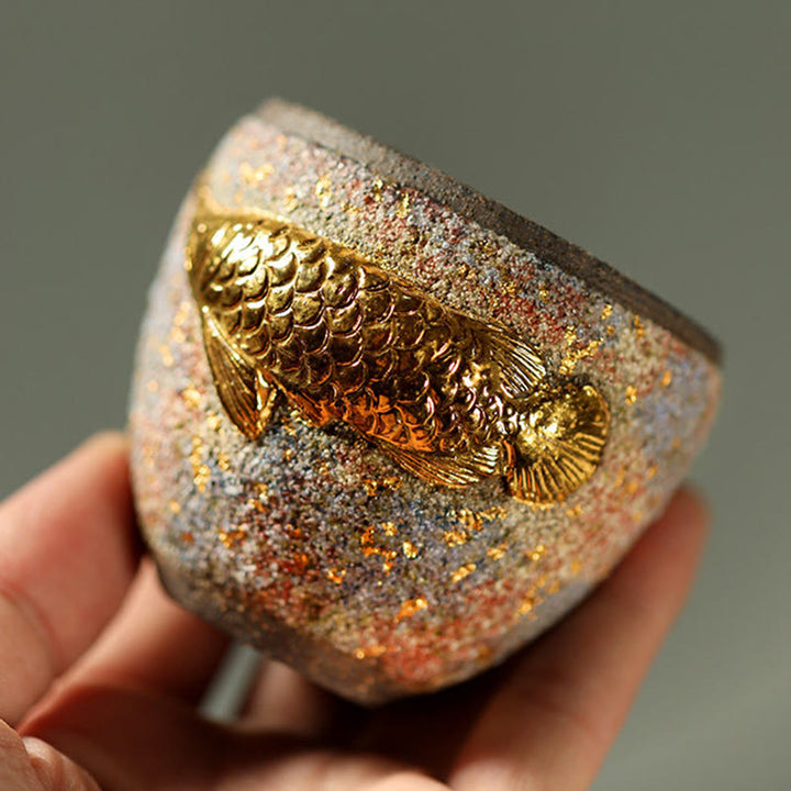 Buddha Stones Taza de té de cerámica con forma de pez koi Arowana dorado, taza de té Kung Fu - image 1